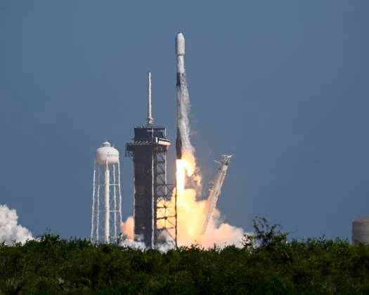 News Themen der Woche KW46 News Bilder des Tages A SpaceX Falcon 9 rocket launches the Koreasat-6A communications satellite from Launch Complex 39 at the Kennedy Space Center, Florida on Monday November 11, 2024. .  KSP20241111001 JOExMARINO