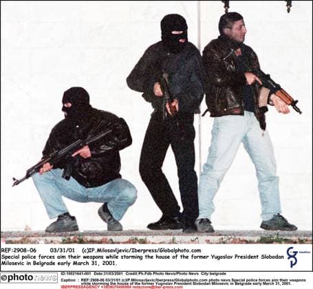 REF:2908-06 03 31 01 (c)IP.Milosavljevic Iberpress Globalphoto.com photo news Special police forces aim their weapons while storming the house of the former Yugoslav President Slobodan Milosevic in Belgrade early March 31, 2001. belgrade  Copyright: xPh.FdbxPhotoxNewsx