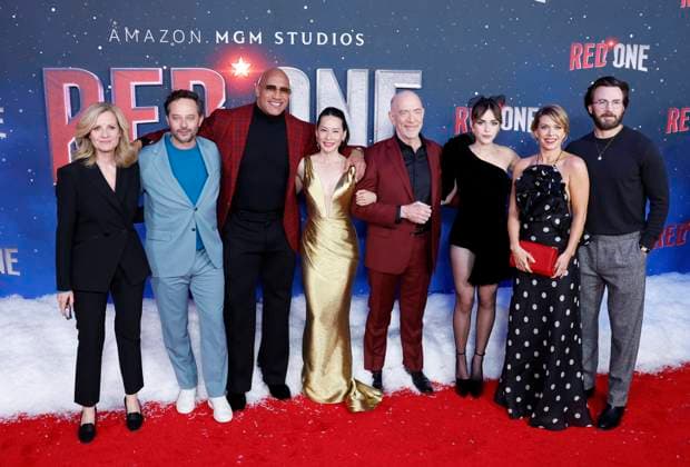 Bilder des Jahres 2024, Entertainment 11 November Entertainment Themen der Woche KW46 Entertainment Bilder des Tages Bonnie Hunt, Nick Kroll, Dwayne Johnson, Lucy Liu, J. K. Simmons, Kiernan Shipka, Mary Elizabeth Ellis and Chris Evans arrive on the red carpet at the premiere of Amazon MGM Studios Red One at Alice Tully Hall, Lincoln Center on Monday, November 11, 2024 in New York City.  NYP20241111204 JOHNxANGELILLO