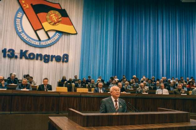 Archivbilder der Woche KW46 Erich Mückenberger, SED-Politbüromitglied und Präsident der Gesellschaft für Deutsch-Sowjetische Freundschaft bei seiner Rede auf dem 13. Kongress der DSF im Palast der Republik in Berlin-Mitte. *** Erich Mückenberger, SED Politburo member and President of the Society for German-Soviet Friendship, speaking at the 13th Congress of the DSF in the Palace of the Republic in Berlin Mitte