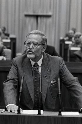 Karl Eduard von Schnitzler, Chefkommentator des DDR-Fernsehens, während seiner Rede auf dem 12. Kongress der Gesellschaft für Deutsch-Sowjetische Freundschaft im Palast der Republik in Berlin-Mitte. *** Karl Eduard von Schnitzler, chief commentator for GDR television, during his speech at the 12th Congress of the Society for German-Soviet Friendship in the Palace of the Republic in Berlin Mitte