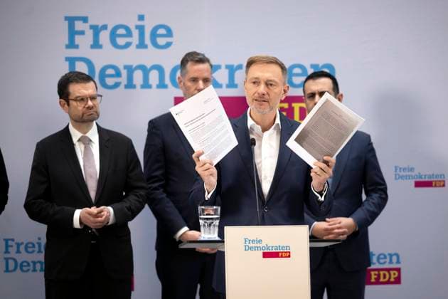 Christian Lindner - Bruch der Ampelkoalition DEU, Deutschland, Germany, Berlin, 07.11.2024 Christian Lindner , Bundesvorsitzender der FDP und Bundesfinanzminister, mit Marco Buschmann , Bundesjustizminister FDP, Christian Duerr Dürr , Bundestagsfraktionsvorsitzender der FDP , und Bijan Djir-Sara , Generalsekretaer der FDP (v.l.n.r.) mit dem Papier Konzept Wirtschaftswende Deutschland und Agends fuer Wirtschaftswachstum und Arbeitsplaetze waehrend einer Prerssekonferenz am Tag nach seiner Entlassung durch Bundeskanzler OlafScholz aus dem Amt des Bundesfinanzministers in der Parteizentrale der FDP in Berlin Deutschland . Die Folge ist ein Ausstieg der FDP aus der Dreierkoalition oder Ampel Koalition . Bis zur voraussichtligen Vertrauensfrage