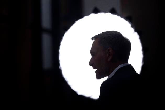 Christian Lindner - Bruch der Ampelkoalition DEU, Deutschland, Germany, Berlin, 07.11.2024 Silhouette von Christian Lindner , Bundesvorsitzender der FDP und Bundesfinanzminister, im Gegenlicht waehrend einer Prerssekonferenz am Tag nach seiner Entlassung durch Bundeskanzler OlafScholz aus dem Amt des Bundesfinanzministers in der Parteizentrale der FDP in Berlin Deutschland . Die Folge ist ein Ausstieg der FDP aus der Dreierkoalition oder Ampel Koalition . Bis zur voraussichtligen Vertrauensfrage im Bundestag im Januar regieren die SPD und die Gruenen als Minderheitsregierung, im Maerz sind vorgezogene Bundestagswahlen moeglich.s en: Silhouette of Christian Lindner , Federal Chairman of the FDP and former Federal Minister of Finance, in the