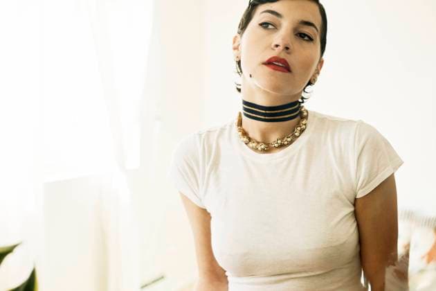 Creative Highlights Symbolbilder Woman in a white t-shirt with statement jewelry epka00089 Copyright: xConnectxImagesx ,model released