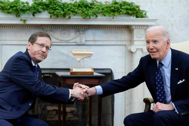 Bilder des Jahres 2024, News 11 November News Themen der Woche KW46 News Bilder des Tages US President Joe Biden (R) meets with President Isaac Herzog of Israel in the Oval Office at the White House in Washington, DC on November 12, 2024.  WAX20241112806 YurixGripas