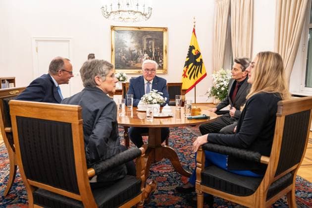 Bilder des Jahres 2024, News 11 November News Themen der Woche KW46 News Bilder des Tages Bundespräsident Frank-Walter Steinmeier empfängt die beiden Fraktionsführer Friedrich Merz, Rolf Mützenich, Bettina Hasselmann und Katharina Dröge in Schloss Bellevue zum Gespräch über den Zeitpunkt der Vertrauensfrage und zu Neuwahlen in Deutschland nach Bruch der Ampel-Regierung;Bundespräsident Frank-Walter Steinmeier empfängt die Fraktionsvorsitzenden Friedrich Merz, Rolf Mützenich, Bettina Hasselmann und Katharina Dröge, Berlin Berlin Deutschland Schloss Bellevue *** Federal President Frank Walter Steinmeier receives the two parliamentary group leaders Friedrich Merz, Rolf Mützenich, Bettina Hasselmann and Katharina Dröge in Bellevue Palace to discuss the timing of the vote of confidence and new elections in Germany after the