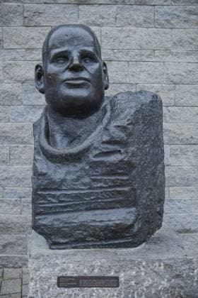 Denkmal von Dietrich Bonhoeffer, Widerstand, Nationalsozialismus, Kocherquartier, Schwäbisch Hall, Hohenlohe, Heilbronn-Franken, Baden-Württemberg, Deutschland, Europa Monument to Dietrich Bonhoeffer, resistance, National Socialism, Kocherquartier, Schwäbisch Hall, Hohenlohe, Heilbronn-Franken, Baden-Württemberg, Germany, Europe Copyright: imageBROKER A.xScholz iblsca11720503.jpg