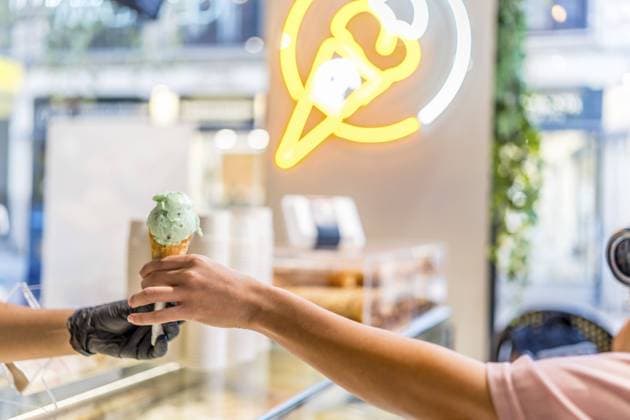 Weibliche Hand, die eine Eistüte aus dem Laden holt, in dem sie einkauft Female hand grabbing an ice cream cone from store where are shopping Copyright: imageBROKER UnaixHuizi ibxuhu11665263.jpg ,model released, Symbolfoto ,property released