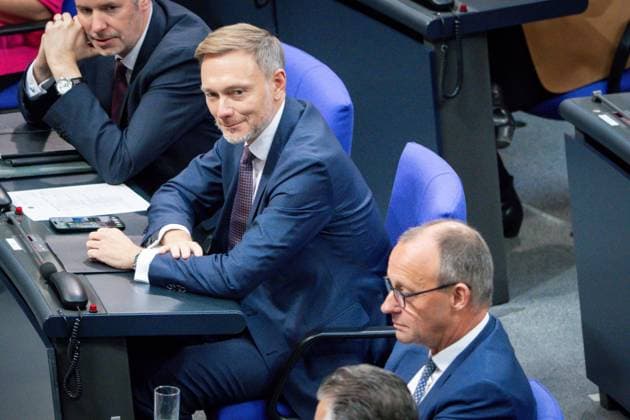 News Themen der Woche KW46 News Bilder des Tages Deutscher Bundestag, 199. Plenarsitzung Christian Lindner lachend zu Friedrich Merz (CDU) im Plenum bei der Regierungserklaerung zur aktuellen Lage des Bundeskanzlers bei der 199. Sitzung des Deutschen Bundestag in Berlin, 13.11.2024 Berlin Berlin Deutschland *** German Bundestag, 199 plenary session Christian Lindner laughing to Friedrich Merz CDU in the plenary during the government statement on the current situation of the Federal Chancellor at the 199 session of the German Bundestag in Berlin, 13 11 2024 Berlin Berlin Germany
