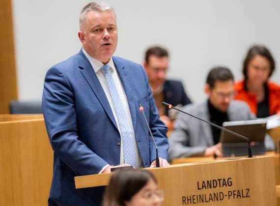 Freie Wähler als parlamentarische Gruppe anerkannt Der rheinland-pfälzische Fraktionsvorsitzende der CDU, Gordon Schnieder spricht am Mittwoch im während der Plenarsitzung im Landtag in Mainz. Mainz Rheinland-Pfalz Deutschland *** Free Voters recognized as a parliamentary group The Rhineland-Palatinate parliamentary group leader of the CDU, Gordon Schnieder, speaks on Wednesday during the plenary session in the state parliament in Mainz Mainz Rhineland-Palatinate Germany