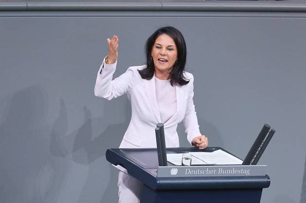 News Themen der Woche KW46 News Bilder des Tages Berlin, Deutschland, 13.11.2024: Deutscher Bundestag: 199. Bundestagssitzung: Bundesministerin des Auswärtigen Annalena Baerbock (Bündnis90 Die Grünen) antwortet auf die Regierungserklärung des Bundeskanzlers *** Berlin, Germany, 13 11 2024 German Bundestag 199 Bundestag session Federal Minister for Foreign Affairs Annalena Baerbock Bündnis90 Die Grünen responds to the government statement by the Federal Chancellor Copyright: xdtsxNachrichtenagenturx dts_51156