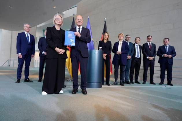 News Themen der Woche KW46 News Bilder des Tages Übergabe des Jahresgutachtens 2024 2025 Übergabe des Jahresgutachtens 2024 2025 des Sachverständigenrats zur Begutachtung der gesamtwirtschaftlichen Entwicklung an Bundeskanzler Olaf Scholz in Anwesenheit von Ministern sowie der SVR-Mitglieder BUndesfinanzminister Jörg Kukies Bundeskanzler Scholz Kanzleramtsminister Schmidt Bundesarbeitsminister Heil Berlin Berlin GER *** Handover of the Annual Report 2024 2025 Handover of the Annual Report 2024 2025 of the German Council of Economic Experts to Federal Chancellor Olaf Scholz in the presence of ministers and SVR members Federal Minister of Finance Jörg Kukies Federal Chancellor Scholz Chancellery Minister Schmidt Federal Minister of Labor Heil Berlin Berlin GER