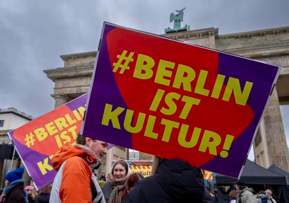 Bilder des Jahres 2024, News 11 November News Themen der Woche KW46 News Bilder des Tages Berlin ist Kultur Deutschland, Berlin, 13.11.2024, Kulturszene, Demonstration gegen Kulturabbau, Brandenburger Tor, Â *** Berlin is culture Germany, Berlin, 13 11 2024, cultural scene, demonstration against cultural cutbacks, Brandenburg Gate, Â