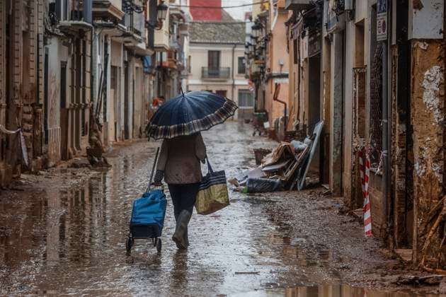 Bilder des Jahres 2024, News 11 November News Themen der Woche KW46 News Bilder des Tages 15 days after the passage of the DANA by Valencia A person with an umbrella, on November 13, 2024, in Paiporta, Valencia, Valencian Community Spain On October 29 a DANA devastated the province of Valencia The worst cold drop in the country in the century has 215 fatalities and 23 missing people are counted While the population tries to recover from the tragedy, the State Meteorological Agency Aemet has activated a new orange alert for the arrival of a new DANA that will arrive from this evening to Valencia and could leave very heavy and persistent rainfall Although this time the alert is orange and not red, many municipalities have taken preventive measures such as the suspension of classes or the installation of sandbags as a preventive m  Copyright: xRoberxSolsonax 6338726