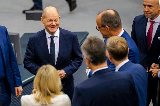 Bundeskanzler Olaf Scholz, (SPD), im Gespraech mit Friedrich Merz, CDU-Parteivorsitzender und Christian Lindner, FDP-Parteivorsitzender, aufgenommen im Rahmen einer Regierungsbefragung im Deutschen Bundestag in Berlin, 13.11.2024. Berlin Deutschland *** Federal Chancellor Olaf Scholz, SPD , in conversation with Friedrich Merz, CDU party leader and Christian Lindner, FDP party leader, recorded during a government inquiry in the German Bundestag in Berlin, 13 11 2024 Berlin Germany Copyright: xFelixxZahnx