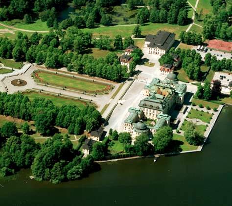STOCKHOLM 20010705 Princess Victoria will move into the smaller houses to the left of the palace, the so-called Sjöpaviljongen, and her closest neighbors will be mother Silvia and father The King Drottningholm Palace, Stockholm DROTTNINGHOLM Sweden x4976x  Copyright: xJoakimxBerglundx DROTTNINGHOLMS SLOTT