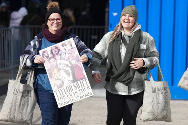 November 13, 2024, Toronto, On, CAN: Taylor Swift fans emerge from Rogers Centre after shopping for merchandise ahead of the opening night of Swift s Eras tour in Toronto, Wednesday, Nov. 13, 2024. Toronto CAN  - ZUMAc35_ 20241113_zaf_c35_038 Copyright: xChrisxYoungx