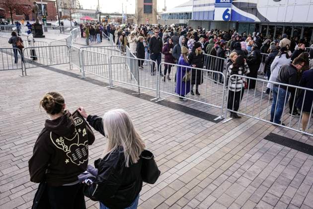 November 13, 2024, Toronto, On, CAN: Taylor Swift fans queue outside Rogers Centre to shop for merchandise ahead of the opening night of Swift s Eras tour in Toronto, Wednesday, Nov. 13, 2024. Toronto CAN  - ZUMAc35_ 20241113_zaf_c35_039 Copyright: xChrisxYoungx