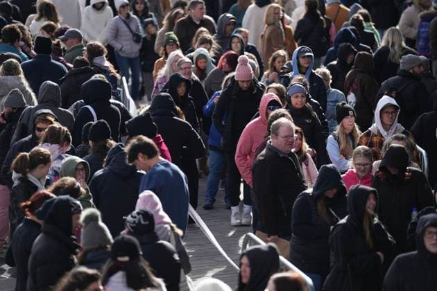 November 13, 2024, Toronto, On, CAN: Taylor Swift fans queue outside Rogers Centre to shop for merchandise ahead of the opening night of Swift s Eras tour in Toronto, Wednesday, Nov. 13, 2024. Toronto CAN  - ZUMAc35_ 20241113_zaf_c35_040 Copyright: xChrisxYoungx