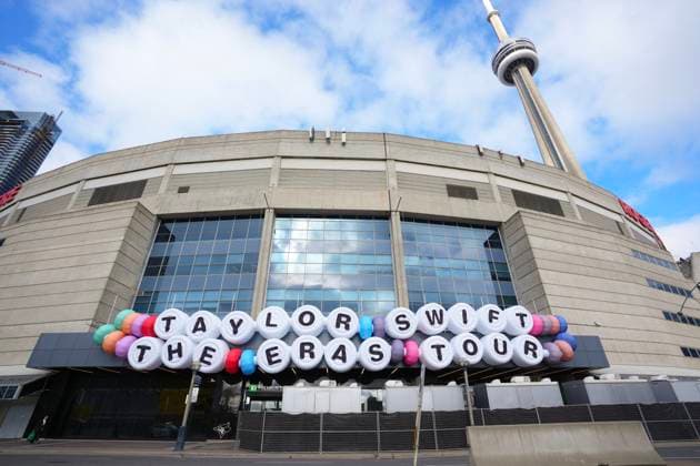 November 13, 2024, Toronto, On, CAN: A Taylor Swift band sits on the front of Rogers Centre ahead of the opening night of Swift s Eras tour in Toronto, Wednesday, Nov. 13, 2024. Toronto CAN  - ZUMAc35_ 20241113_zaf_c35_041 Copyright: xChrisxYoungx