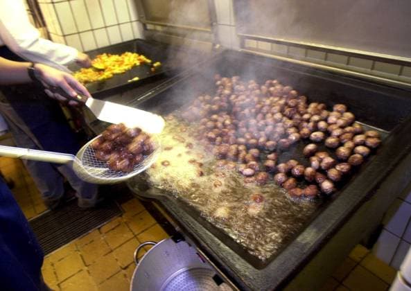 SCANPIX SWEDEN, 2000 12 11 The kitchen at the Grand Hotel in Stockholm Cooking for the Christmas table In the picture Frying meatballs on the frying table Os STOCKHOLM SWEDEN x30062x  Copyright: xDanxHansson TTx GRAND HOTEL STOCKHOLM