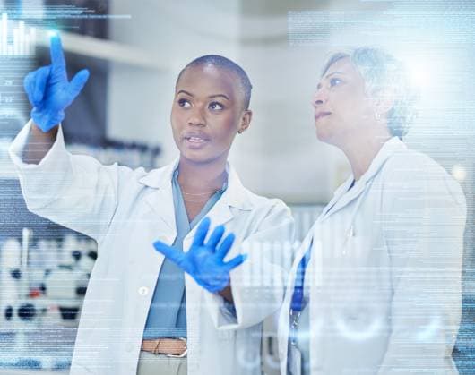 IMAGO Creative, Diversity, Pflege im Krankenhaus Scientist, women with code and digital information with medical research data results with overlay in lab. Female doctor team, discussion and review science analytics with scientific graphs and chart. model released property released Copyright: xx