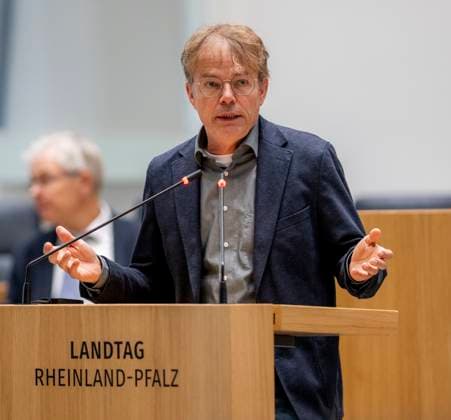 Der rheinland-pfälzische parteilose Abgeordneter Andreas Hartenfels hält im Mainzer Landtag eine Rede. Mainz Rheinland-Pfalz Deutschland *** Rhineland-Palatinate non-party member of parliament Andreas Hartenfels gives a speech in the Mainz state parliament Mainz Rhineland-Palatinate Germany