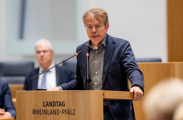 Der rheinland-pfälzische parteilose Abgeordneter Andreas Hartenfels hält im Mainzer Landtag eine Rede. Mainz Rheinland-Pfalz Deutschland *** Rhineland-Palatinate non-party member of parliament Andreas Hartenfels gives a speech in the Mainz state parliament Mainz Rhineland-Palatinate Germany