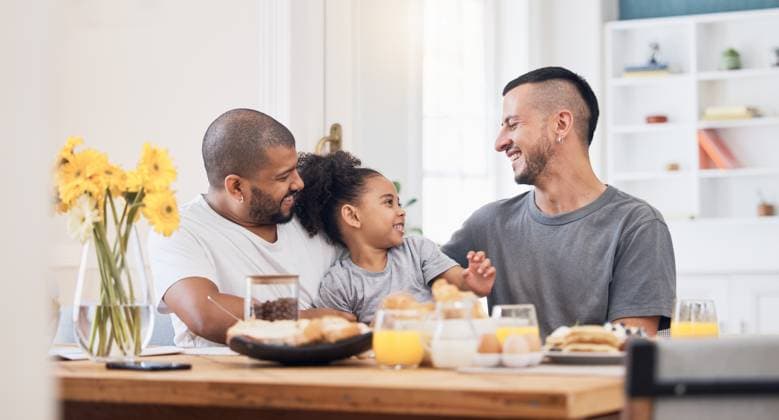 IMAGO Creative, Ostern, Bräuche, Osterbrunch Happy, gay men and family at breakfast together in the dining room of their modern house. Smile, bonding and girl child eating a healthy meal for lunch or brunch with her lgbtq dads at home model released property released Copyright: xwww.peopleimages.comx