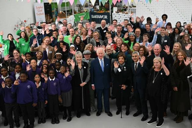 Entertainment Themen der Woche KW46 Entertainment Bilder des Tages Britain s King Charles III (C) flanked by Mayor of London Sadiq Khan (3rd R), poses for a group photo as visits the Coronation Food Project hub, located at the Deptford Trading Estate, in southeastern London, on November 14, 2024, during the centre inaugu Britain s King Charles III (C) flanked by Mayor of London Sadiq Khan (3rd R), poses for a group photo as visits the Coronation Food Project hub, located at the Deptford Trading Estate, in southeastern London, on November 14, 2024, during the centre inauguration. To celebrate his 76th birthday and the first anniversary of the Coronation Food Project, the King opened the initiative™s first two Coronation Food Hubs one in person and one virtually. The hubs are major distribution centres  Copyright: xAvalon.redx xAvalonx 0934357733