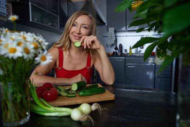 Carefree blond woman at home preparing salad with vegetables New York, New York, United States R_ARZH241023-1569041-01 ,model released, Symbolfoto