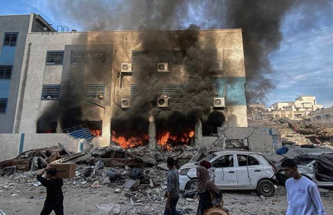 News Themen der Woche KW46 News Bilder des Tages Nahostkonflikt, Gaza, Eindrücke aus Gaza-Stadt nach israelischem Luftangriff A view of smoke and fire as the fire brigades work after an Israeli airstrike at the Salahaddin School, where the displaced Palestinians took shelter in the er-Rimal neighborhood of Gaza A view of smoke and fire as the fire brigades work after an Israeli airstrike at the Salahaddin School, where the displaced Palestinians took shelter in the el-Rimal neighborhood of Gaza on November 14, 2024. Photo by Hadi Daoud apaimages Gaza city Gaza Strip Palestinian Territory 141124_Gaza_HD_00(38) Copyright: xapaimagesxHadixDaoudx xapaimagesx