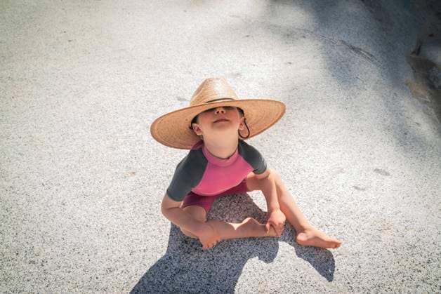 Creative Highlights Symbolbilder A boy in a wide sombrero sits on rock Cabo San Lucas, Baja California Sur, Mexico CR_AXTH241102-1559698-01 ,model released, Symbolfoto