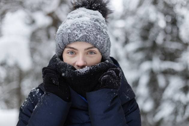 Portrait of a young adult woman in snowy forest Tallinn, Harju County, Estonia CR_GHEW241111-1579985-01 ,model released, Symbolfoto