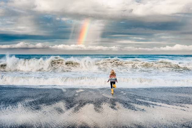 Creative Highlights Symbolbilder Girl running on stunning beach with rainbow Napier, Hawke s Bay, New Zealand CR_JUCR241029-1572482-01 ,model released, Symbolfoto
