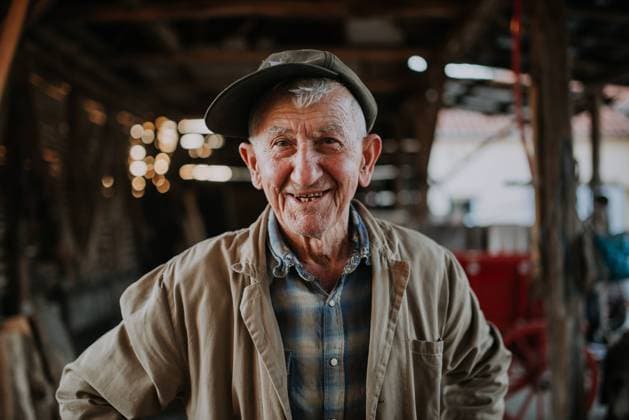 Creative Highlights Symbolbilder Old man wearing a hat and trench coat smiling. Malo Laole, Brani?evo District, Serbia CR_NEST241101-1575820-01 ,model released, Symbolfoto