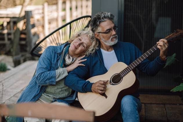 Creative Highlights Symbolbilder Blonde woman enjoying her husband s guitar playing in the garden. Bistrica, Brani?evo District, Serbia CR_NEST241103A-1574484-01 ,model released, Symbolfoto