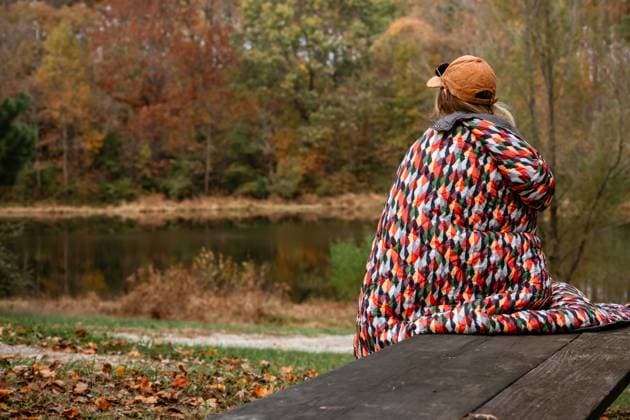 Woman wrapped in blanket taking in fall scenery McClure, Illinois, United States CR_WEKW241023-1568683-01 ,model released, Symbolfoto