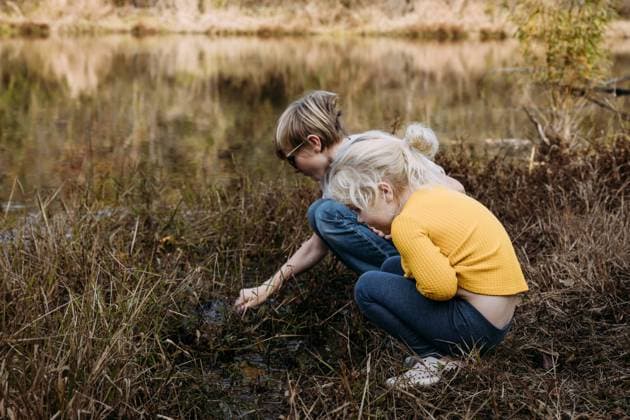 Creative Highlights Symbolbilder Children playing outdoors in nature along pond during fall McClure, Illinois, United States CR_WEKW241023-1568684-01 ,model released, Symbolfoto