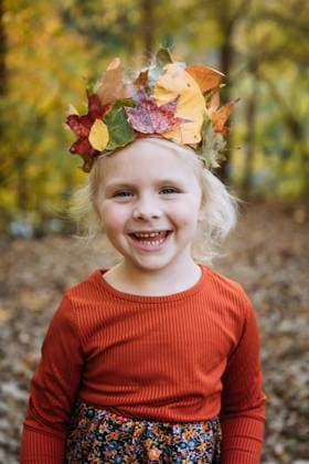 Creative Highlights Symbolbilder Joyful child wearing colorful DIY fall leaf crown McClure, Illinois, United States CR_WEKW241030B2-1575389-01 ,model released, Symbolfoto