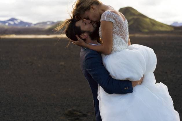 Creative Highlights Symbolbilder The groom kisses the bride in the mountains of Iceland. Reykjavík, Reykjavíkurborg, Iceland CR_YUKI241103-1571902-01 ,model released, Symbolfoto