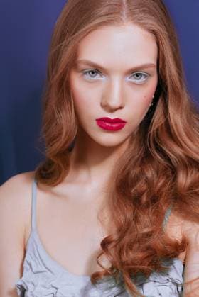 Creative Highlights Symbolbilder Young woman with long red wavy hair, green eyeshadows, red lipstick. Gomel, Gomel Region, Belarus R_PJWUOI210702-786245-01 ,model released, Symbolfoto