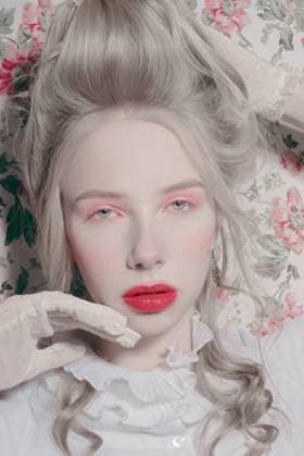 Creative Highlights Symbolbilder Modern interpretation of Marie Antoinette, portrait of blonde model Gomel, Gomel Region, Belarus R_PJWUOI210809-808620-01 ,model released, Symbolfoto