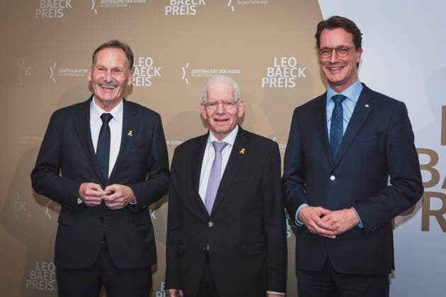 News Themen der Woche KW46 News Bilder des Tages Leo-Baeck-Preis, Verleihung an Hans-Joachim Watzke im Olympiastadion, Berlin, 13.11.2024 Hans-Joachim Aki Watzke, Unternehmer und Geschäftsführer von Borussia Dortmund, erhält am 13.11.2024 in der Jesse-Owens-Lounge des Berliner Olympiastadions den Leo-Baeck-Preis, die höchste Auszeichnung des Zentralrats der Juden in Deutschland. Im Bild: Hans-Joachim Watzke, Dr. Josef Schuster (Präsident des Zentralrats der Juden in Deutschland), Hendrik Wüst (Ministerpräsident des Landes Nordrhein-Westfalen) (Ministerpräsident des Landes Nordrhein-Westfalen) Berlin Olympiastadion Berlin Deutschland *** Leo Baeck Prize, award ceremony for Hans Joachim Watzke in the Olympic Stadium, Berlin, 13 11 2024 Hans Joachim Aki Watzke, entrepreneur and managing di Copyright: xGüntherxDornx