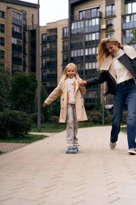 IMAGO Creative, Jahreszeit Herbst in der Stadt Mom and daughter skateboard in a city park Minsk, Minsk Region, Belarus R_YUKI241108H-1572397-01 EDITORIAL USE ONLY