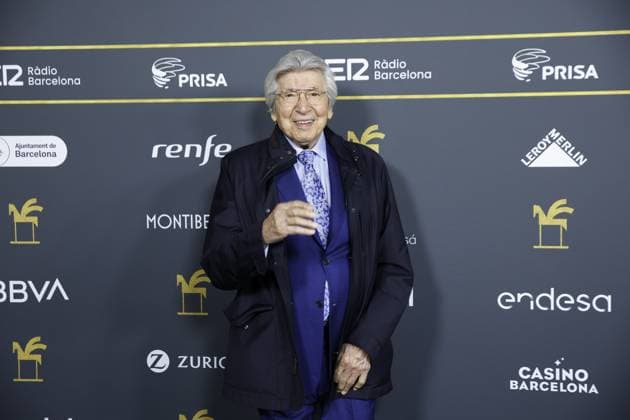 Photocall prior to the gala of the Ondas Awards 2024 The producer and composer Manuel Alejandro during the photocall prior to the gala of the Ondas Awards at the Liceu, on November 14, 2024, in Barcelona, Catalonia Spain The Ondas Awards, created in 1945, are awarded annually by the Promotora de Informaciones S A Grupo PRISA through Radio Barcelona of Cadena SER, with the aim of rewarding the quality and popularity of productions, as well as professional careers in radio, television, music and radio advertising 14 NOVEMBER 2024 ONDAS AWARDS PHOTOCALL POSED FAMOSOSOS PREMIOS RADIO TELEVISIÓN Kike Rincó Barcelona Catalunya Catalunya Barcelona Catalunya Espana Copyright: xKikexRinconx 6341398