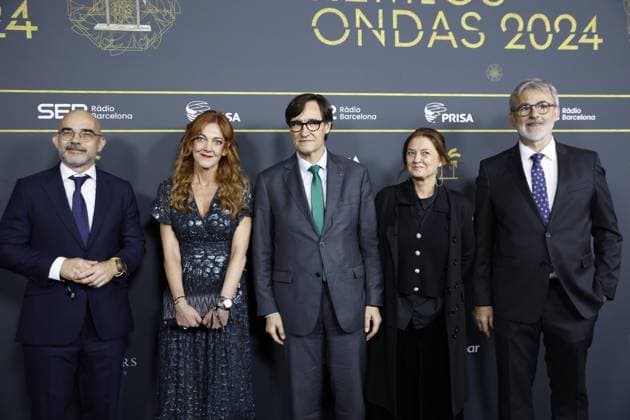 Photocall prior to the gala of the Ondas Awards 2024 The president of the Generalitat, Salvador Illa c , during the photocall prior to the gala of the Ondas Awards at the Liceu, on November 14, 2024, in Barcelona, Catalonia Spain The Ondas Awards, created in 1945, are awarded annually by the Promotora de Informaciones S A Grupo PRISA through Radio Barcelona de la Cadena SER, with the aim of rewarding the quality and popularity of productions, as well as professional careers in radio, television, music and radio advertising 14 NOVEMBER 2024 ONDAS AWARDS PHOTOCALL POSED FAMOSOSOS PREMIOS RADIO TELEVISIÓN Kike Rincó Barcelona Catalunya Catalunya Barcelona Catalunya Espana Copyright: xKikexRinconx 6341416