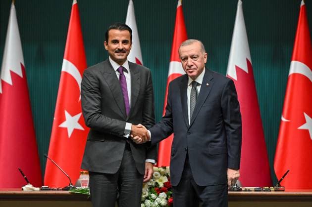 News Themen der Woche KW46 News Bilder des Tages Türkei, Recep Tayyip Erdogan empfängt Emir von Katar Tamim bin Hamad Al Thani in Ankara (241114) -- ANKARA, Nov. 14, 2024 -- Turkish President Recep Tayyip Erdogan (R) shakes hands with visiting Qatari Emir Sheikh Tamim bin Hamad Al Thani in Ankara, T¨¹rkiye, on Nov. 14, 2024. T¨¹rkiye and Qatar signed on Thursday eight agreements to deepen bilateral cooperation. ( Handout via Xinhua) T?RKIYE-ANKARA-PRESIDENT-QATARI EMIR-VISIT MustafaxKaya 