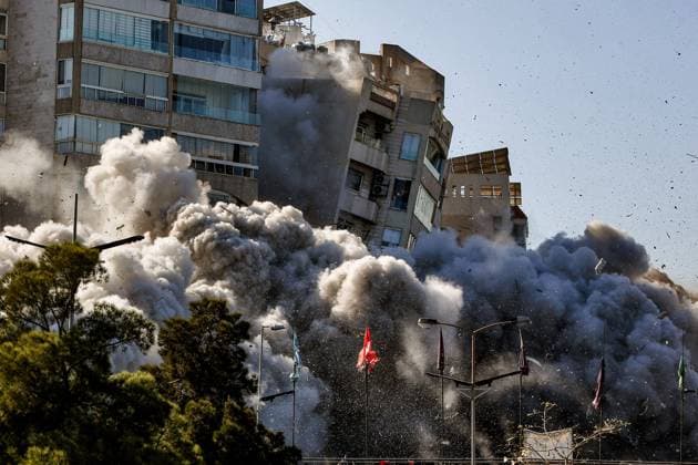 Bilder des Jahres 2024, News 11 November News Themen der Woche KW46 News Bilder des Tages November 15, 2024, Beirut, Beirut, Lebanon: Heavy smoke billows as a building collapses after it was targeted by an Israeli strike in the area of Tayounieh on the outskirts of Beirut southern suburb. Israel has this week stepped up airstrikes against the Hezbollah-controlled southern suburb - an escalation that has coincided with indications of movement in U.S.-led diplomatic contacts towards ending the conflict. Beirut Lebanon - ZUMAn313 20241115_zip_n313_005 Copyright: xMarwanxNaamanix