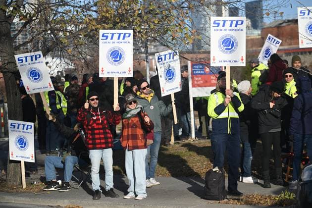 November 15, 2024, Montreal, Pq, Canada: Canada Post workers picket outside a sorting plant in Montreal on Friday, Nov.15, 2024. Canadian Union of Postal Workers says approximately 55,000 workers are striking, claiming little progress has been made in the bargaining process. Montreal Canada  - ZUMAc35_ 20241115_zaf_c35_008 Copyright: xGrahamxHughesx